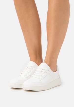 Trainers - white