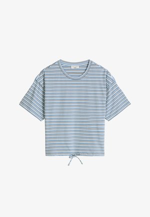 Lichtblauw cropped T-shirt met dunne witte, grijze en bruine horizontale strepen en een kleine opgebonden trekkoord aan de zoom.