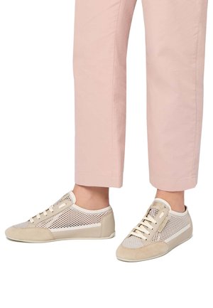 Sneakers beige con tomaia in rete e accenti in suede. Punta rotonda, lacci piatti e texture in contrasto con un design casual.