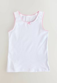 Top bianco senza maniche realizzato in tessuto morbido, con rifiniture rosa lungo il colletto e le braccia, e un piccolo dettaglio a forma di fiocco rosa al centro.