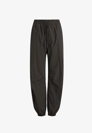 Sorte letvægts nylon joggerbukser med elastisk linning, snøre og elastiske manchetter ved anklerne.