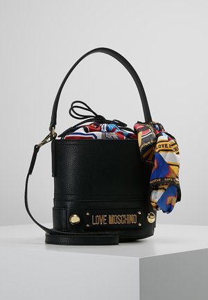 Czarna cylindryczna torebka Love Moschino z górnym uchwytem, złotym okuciem oraz wielokolorowym szalikiem z tkaniny ze sznurkiem przywiązanym z boku.