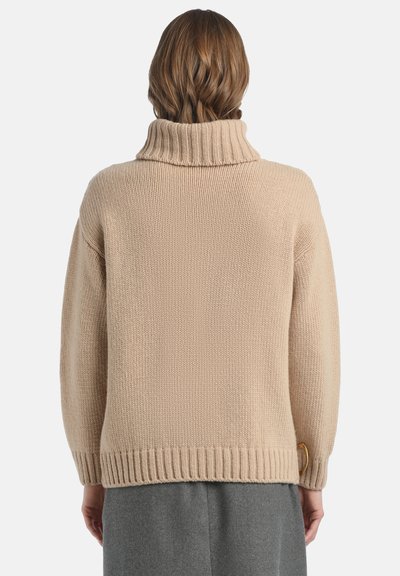 Pulover chunky tricotat bej, cu guler înalt ribatat, croială lejeră și tiv ribatat. Are un mic accent lângă încheietura mâinii.