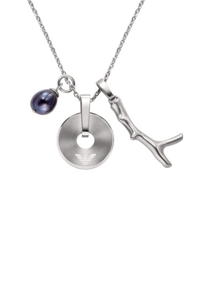 Collier en argent avec un pendentif circulaire troué au centre, un breloque en forme de branche et un accent de perle violette foncée.