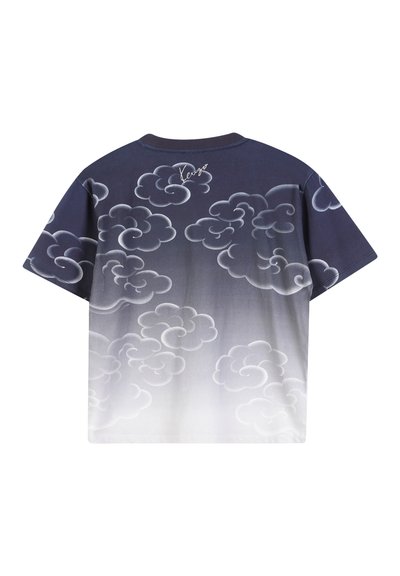 T-shirt à manches courtes en mélange de coton bleu marine, avec des motifs de nuages blancs et un dégradé vers le gris. Logo Kenzo brodé sur l'encolure arrière.