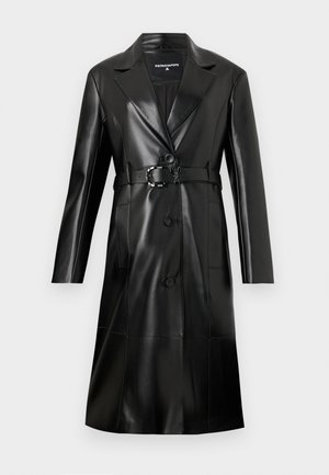 Juodas odinis paltas su pritaikytu dizainu, išpjautomis atvartinėmis, dirželiu ant liemens ir didelėmis sagomis. Lygi tekstūra su blizgiu paviršiumi.