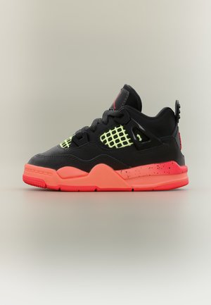 Pantof sport negru și verde neon cu talpă roșu-portocalie și șireturi negre, prezentat din lateral pe un fundal gri neutru.
