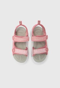 Ροζ και γκρι παιδικά σανδάλια με ρυθμιζόμενους ιμάντες και λευκές σόλες, με την επωνυμία "KangaROOS".