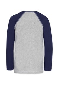 Lång�ärmad skjorta med grå kropp och marinblå raglanärmar, tillverkad av mjukt tyg; inkluderar rund halsringning och sömdetaljer.