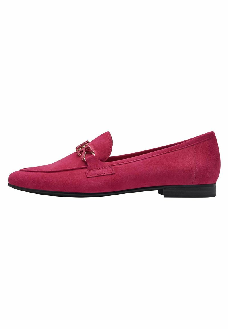 Roze suede instapschoenen met een decoratieve metalen gesp, ronde neus en een lage zwarte hak, met een zachte textuur en strakke lijnen.