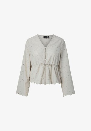 Pika varrukaga valge pluus lillemustriga aukudega, kaldus alumise äärega, ees nupud ja vöökoha sõlm detail.