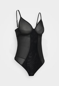 Mustmustel mustriga meshi paneelidega, raamiga toed, reguleeritavad rihmad ja sile tekstuur. Omab keha lähedast disaini ja minimaalset riistvara.