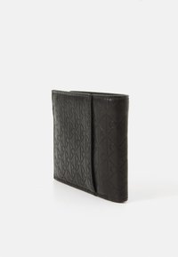 Portefeuille en cuir noir avec un motif en diamant embossé, présentant une forme rectangulaire mince et des bords cousus pour plus de durabilité.