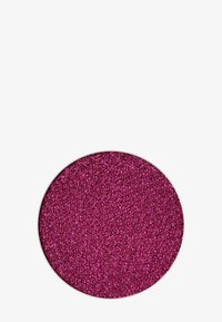 Rund, skinnende fuchsia glimmer i en metalklar sølvbeholder, med en tekstureret overflade bestående af både fine og grove partikler for ekstra glans.