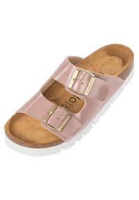 Rosa patentläder slidesandal med två justerbara remmar och guldspännen, med en korkfotbädd och vit gummisula.