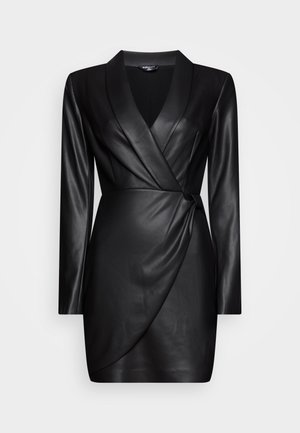 Robe enveloppante en cuir noir avec des manches longues, décolleté en V et un détail noué à la taille. Texture lisse et silhouette ajustée.