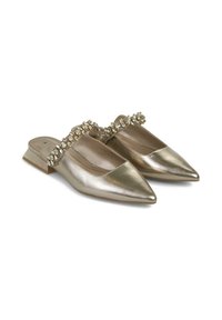 Mules metálicos dorados con puntera puntiaguda, tacón bajo y bloque, y tira con joyas a lo largo del empeine, que cuentan con una textura suave y un diseño elegante.