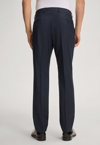 Granatowe spodnie garniturowe z lekkiego materiału, z płaskim przodem, prostymi nogawkami i dwiema tylnymi kieszeniami. Gładka faktura i dopasowany krój.