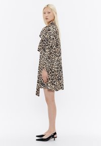 Bimba Y Lola LEOPARD - Vestido informal - leopard beige