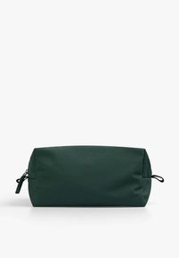 Bolso de cosméticos rectangular verde, hecho de un tejido duradero, con cierre de cremallera y tira lateral para un fácil acceso.