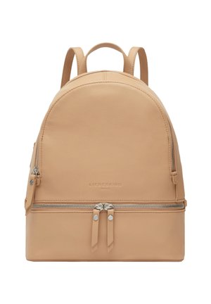 Hellbrauner Lederrucksack mit zwei vorderen Reißverschlussfächern und einem oberen Griff, ausgestattet mit verstellbaren Schultergurten.