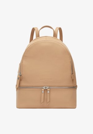 Zaino in pelle marrone chiaro con due scomparti frontali con cerniera e una maniglia superiore, dotato di spallacci regolabili.