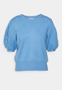 Maglione lavorato a maglia azzurro chiaro con maniche corte a palloncino e dettagli ricamati. Collo a giroclassico e orlo a costine. Texture morbida.