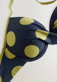 Unselected, navy lime green spot