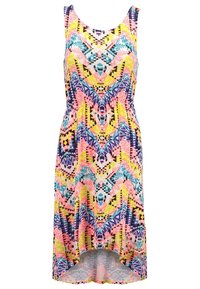 Robe sans manches avec une coupe asymétrique, arborant un motif géométrique vibrant dans les couleurs rose, jaune, bleu et noir.