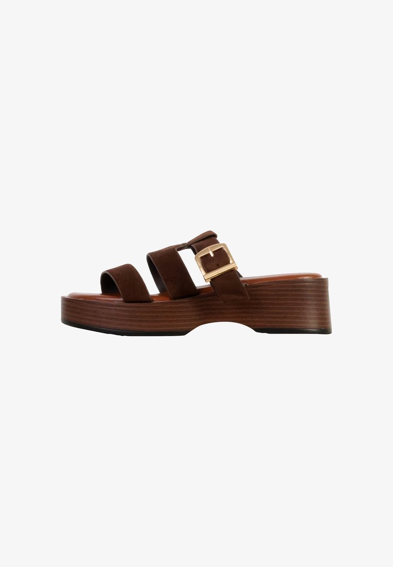 Sandale plateforme marron avec trois brides, une boucle dorée et une semelle épaisse en bois avec une légère découpe d'arche.