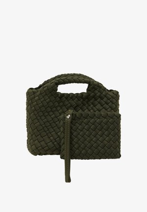 Grøn vævet håndtaske med en tekstureret overflade, rund hank og en lille aftagelig lynlåspose, der er fastgjort.