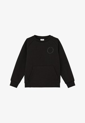 Czarna bluza z długim rękawem, z kieszenią kangurka z przodu oraz okrągłym napisem na lewej piersi: „Jestem bohaterem własnej historii.”