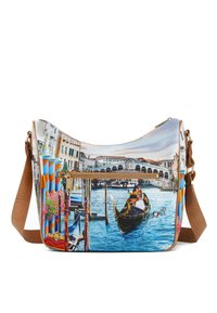 Borsa a spalla in pelle con una stampa vivace di un paesaggio veneziano, con una gondola, canali blu e pali a strisce colorate. Tracolla color testa di moro.