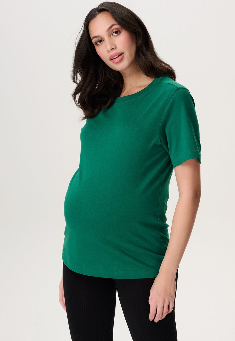 Groene zwangerschaps T-shirt met korte mouwen, gemaakt van zachte katoen. Heeft een ronde halslijn en een ontspannen pasvorm die ruimte biedt voor een groeiende buik.