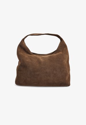 Bolso de ante marrón con una forma suave y redondeada y una sola correa ancha para el hombro. La superficie es текстurada y sin adornos, con un diseño minimalista.