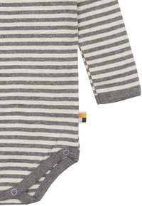 Gestreifter Langarm-Body in Hellgrau und Off-White. Verfügt über Druckknöpfe am Boden und ein mehrfarbiges Etikett an der Seite.