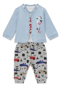 Hellblauer Pullover mit Druckknöpfen und bunten Auto-Grafiken, kombiniert mit grauen Hosen, die einen durchgehenden Auto-Print in verschiedenen Farben aufweisen.