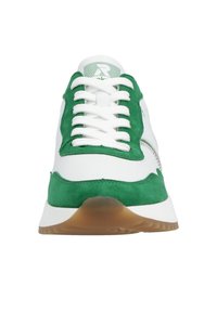 Baskets blanches avec des accents en daim vert, bout arrondi, lacets blancs, semelle en caoutchouc texturée et détails à motifs sur la languette.