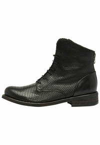Botas de cuero negras hasta el tobillo con diseño perforado, cordones en la parte frontal y cierre con cremallera en el costado. Tacón bajo y apilado.