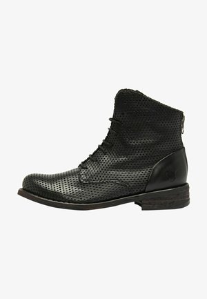Schwarze Leder-Ankle-Boots mit durchbrochenem Design, Schnürung vorne und einem Reißverschluss an der Seite. Niedriger, gestapelter Absatz.