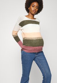 Vero Moda Maternity VMMSELMA SLIT - Calças de ganga à boca de sino - medium blue denim