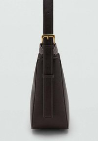 Bolso de cuero marrón con una forma estructurada, que cuenta con una correa larga y ajustable y herrajes en tono dorado para el cierre.