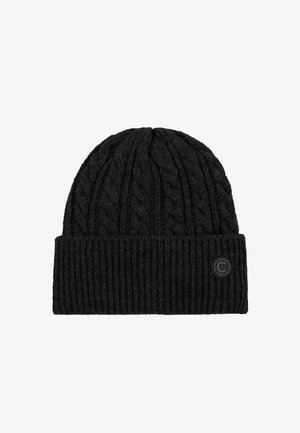 Bonnet tricoté noir avec un motif en cable sur le dessus et un revers côtelé en bas. Comprend un petit logo circulaire en accent.