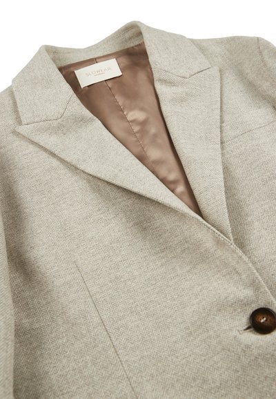 Blazer a spina di pesce beige con colletto a pistagna, un bottone marrone singolo e una fodera in satin di un tenue colore marrone chiaro.