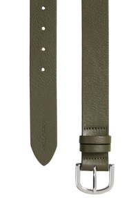 Olijfgroene leren riem met een gestructureerde afwerking, zilverkleurige metalen gesp en verschillende verstelgaten langs de band.