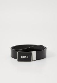 Schwarzer Leder-Gürtel mit einer rechteckigen silbernen Schnalle, auf der das eingeprägte Wort "BOSS" steht. Glatte Textur mit polierter Oberfläche.