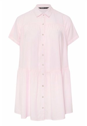 Lichtroze korte mouw blousejurk met knopen, een kraag en geplooide stofdetails bij de borst en taille.