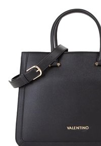 Borsa a mano in pelle nera con design strutturato, doppi manici superiori, tracolla regolabile e dettagli in oro sul davanti.