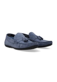 Blå ruskinds loafers med frynse detaljer, blød tekstur, afrundet tå og gummisål med et lavprofil design for komfort.