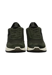 Zapatillas deportivas verdes con parte superior de malla y ante, cordones en la parte delantera y mediasuela color crema. Suela de goma texturizada para agarre, detalle sutil del logo.